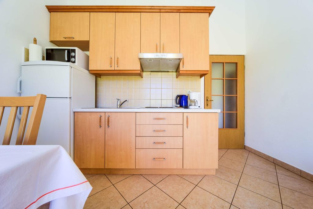 Apartments Mrva Ugljan Esterno foto