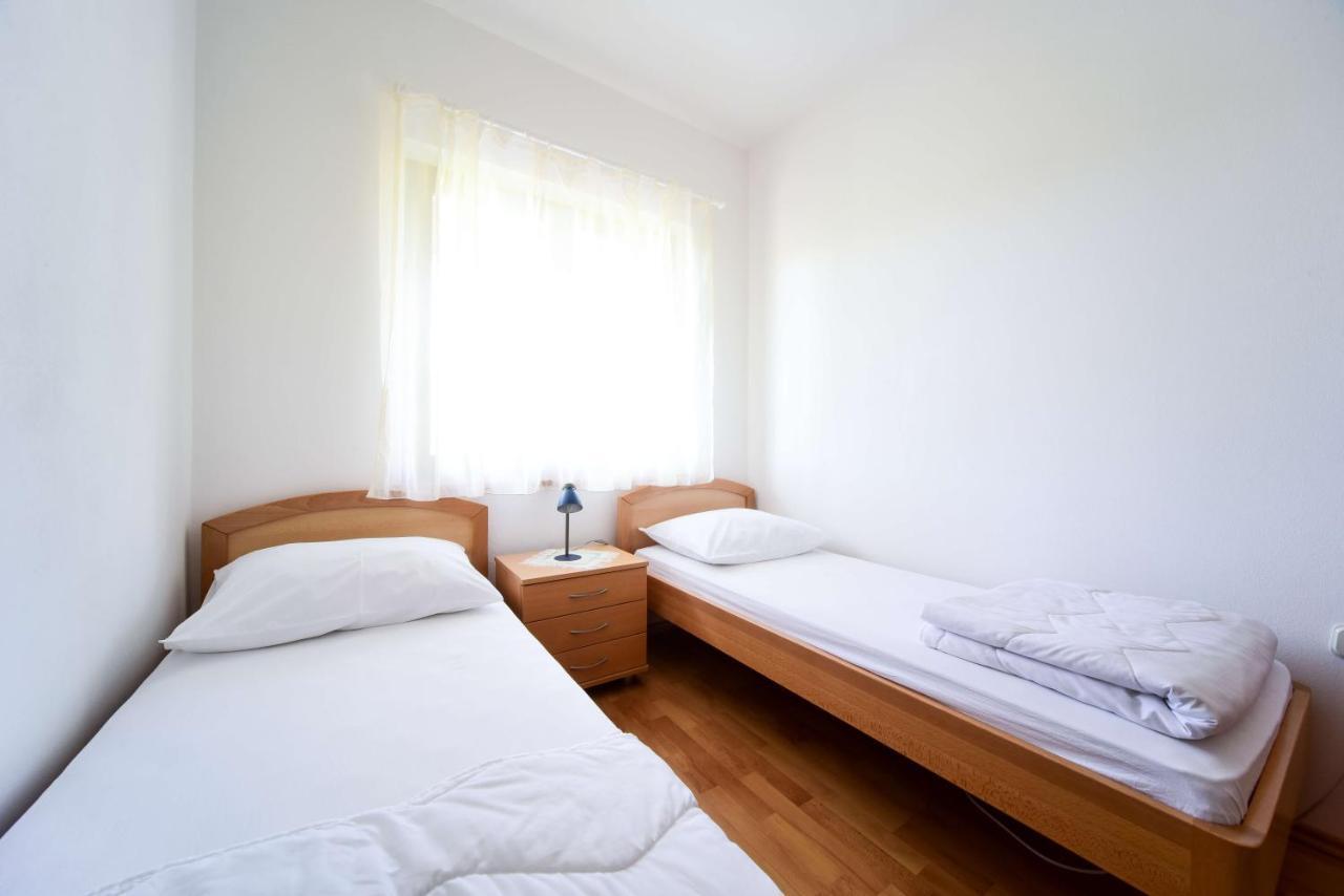Apartments Mrva Ugljan Esterno foto